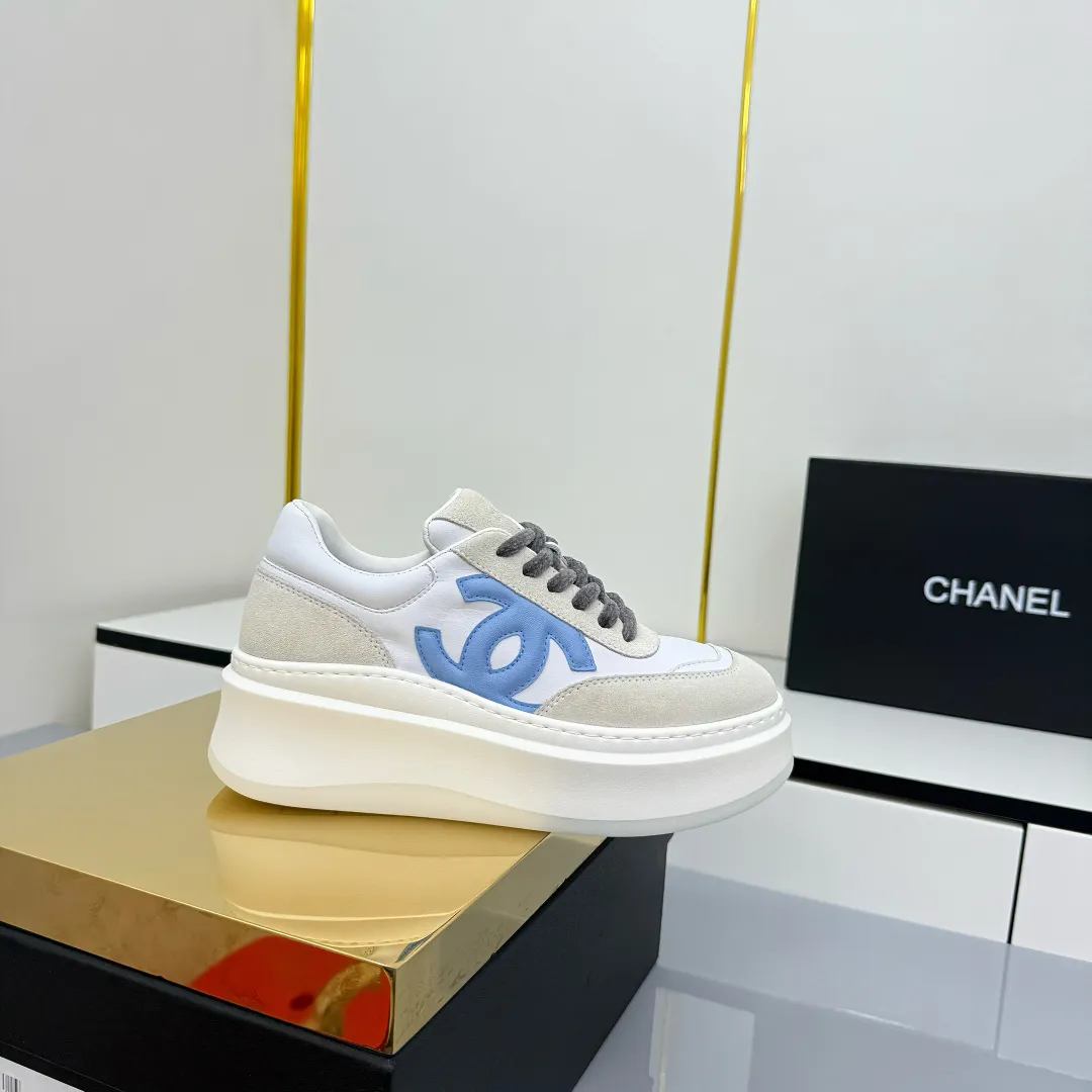 👟👟Ex-factory price 660👟👟 Top version! Chanel Chanel panda shoes! 2025 counter's top casual sports shoes. This classic design; the upper is electro-embroidered with a variety of techniques; the outsole is fashionable and sporty; the unusual inclusion of a variety of color matching elements... The diversified mix and match is very good-looking and versatile, and can be used for leisure, fashion, sports, and outdoor... ꫛꫀꪝ Go➫ Materials: ❶Upper made of: original imported first-layer silk cowhide + original waterproof cloth + original first-layer cowhide ❷Inner lining: Original Yangli+wang ❸ Outsole based on: Original TPU combination outsole Counter boutique packaging complete set for women 35–41